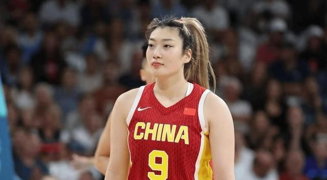 女篮惨败29分，李梦的名字却上了热搜第一。郑薇两年前那句评价，被人翻了出来。