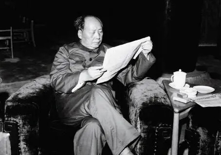1969年的一次会议上，毛主席看了正在抽雪茄的李先念很久后，说道：先念啊，你抽这