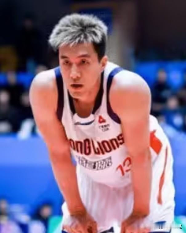 郭艾伦王者归来，老叔郭士强终于等到替换胡明轩的时机了！32岁的郭艾伦时隔325