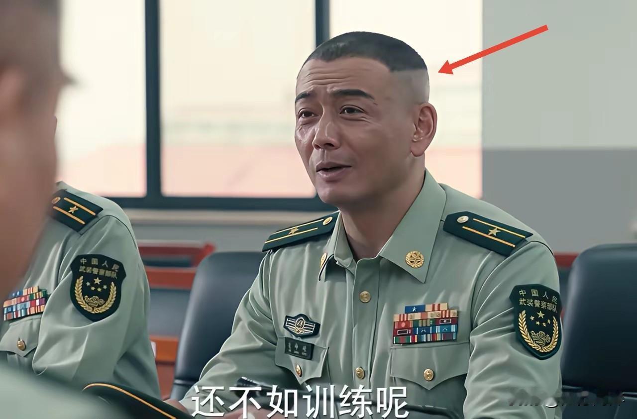 依据《中国人民解放军内务条令》，男军人帽墙下发长不超过1.5厘米，不留胡须。标准