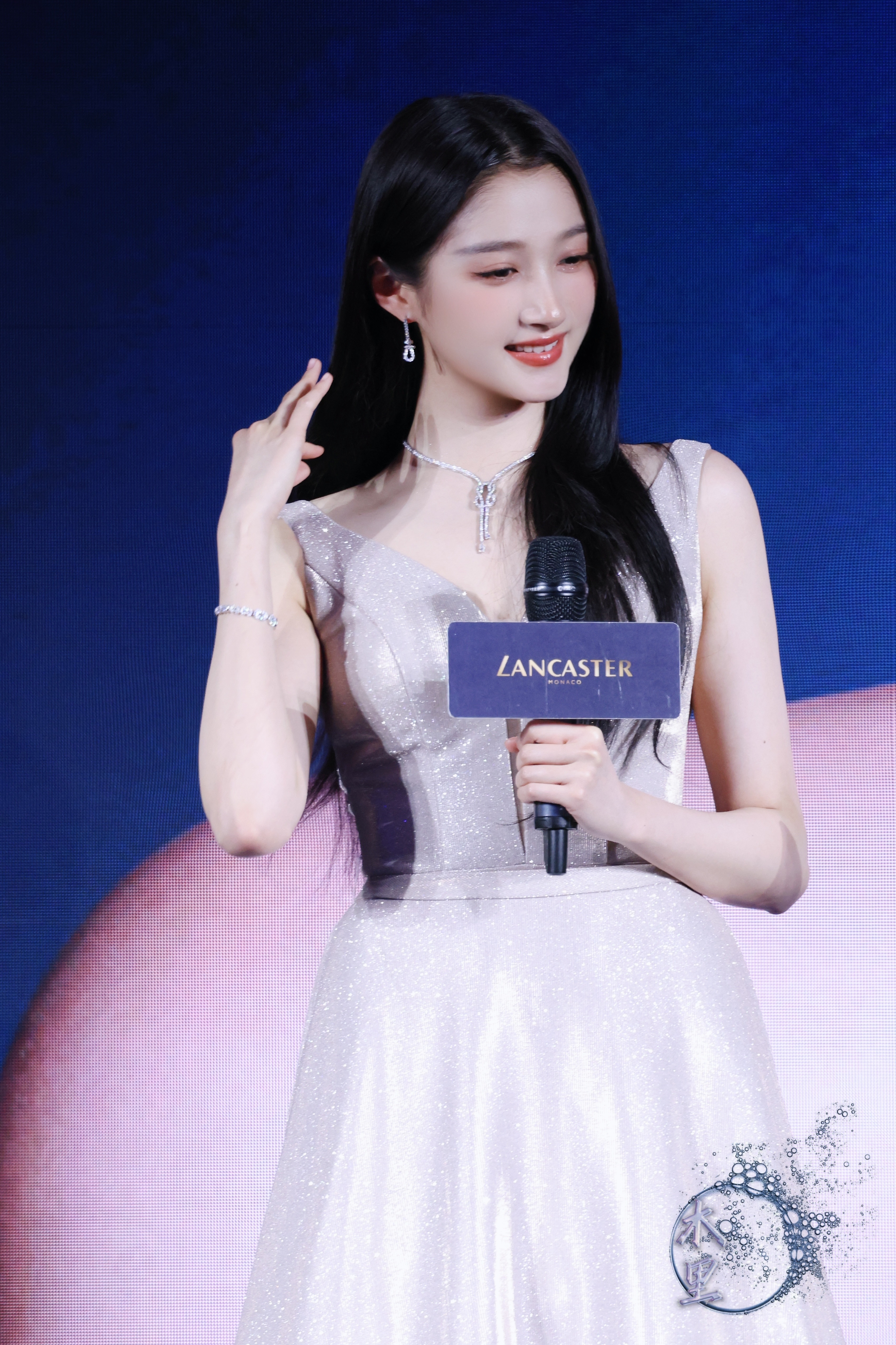 关晓彤长发披肩自带温柔氛围感，笑起来梨涡浅浅，干净又灵动，整个人像颗会发光的水