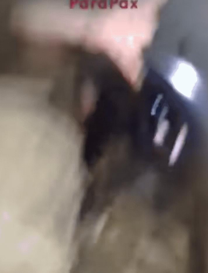 俄军敢死队又在爬管道突袭乌军了，在红军村方向！几名俄军在狭窄的管道内利用滑板车慢