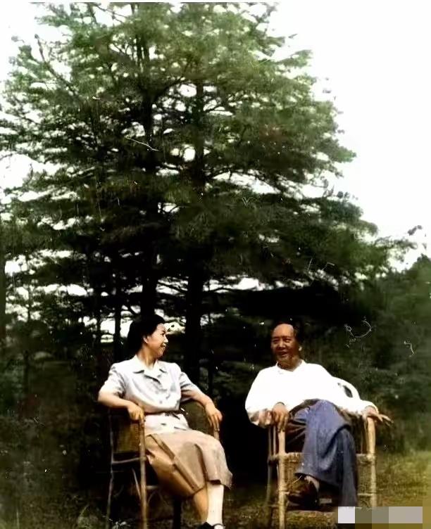 这张毛主席在庐山的合影，越看越有温度！罕见的画面里，伟人面带爽朗笑容，和身边人