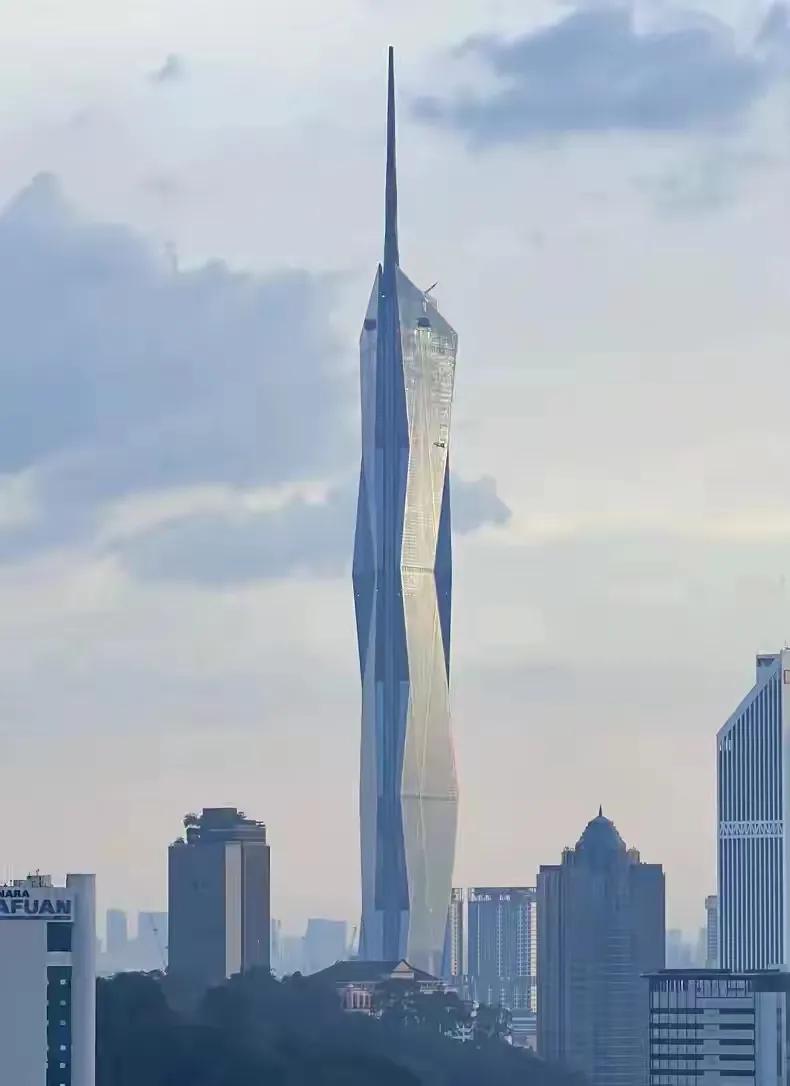 马来西亚第一高楼全球第二高楼其高度达678.9米，仅次于迪拜的哈利法塔，超过