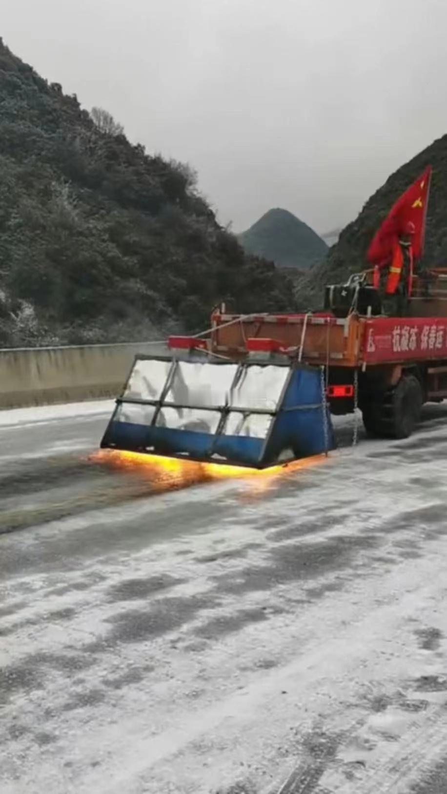 北五环，某换电新势力的救援车居然是烧油的~~~满车身的品牌LOGO与排气管的尾气