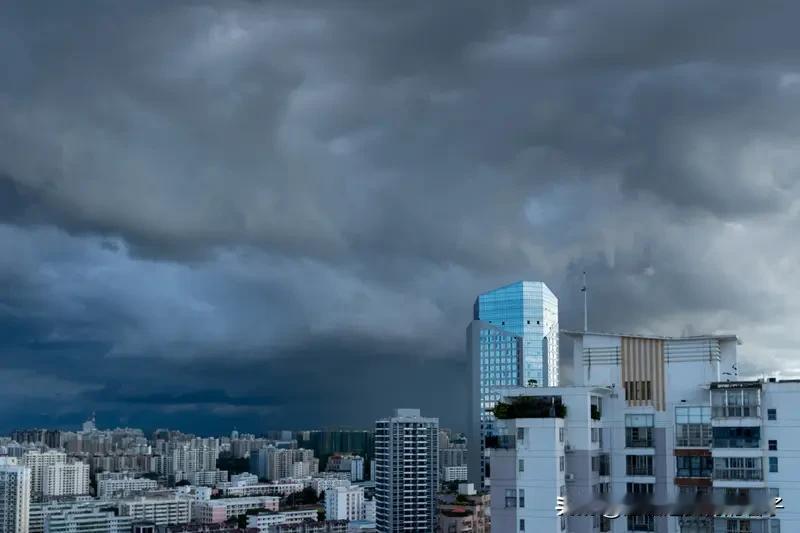 看到“风风雨雨风雨常伴”这个上联，我琢磨着下联得在形式和意境上与之呼应。就像参考