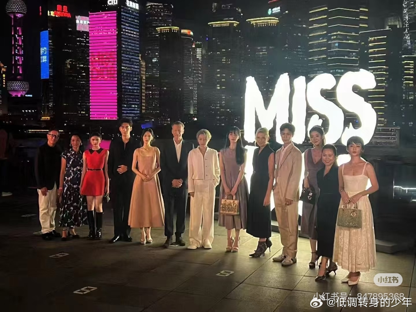 迪奥活动哇Dior今晚合照全景来啦，以真全球刘雨昕为C位，一字排开～总部说按ti