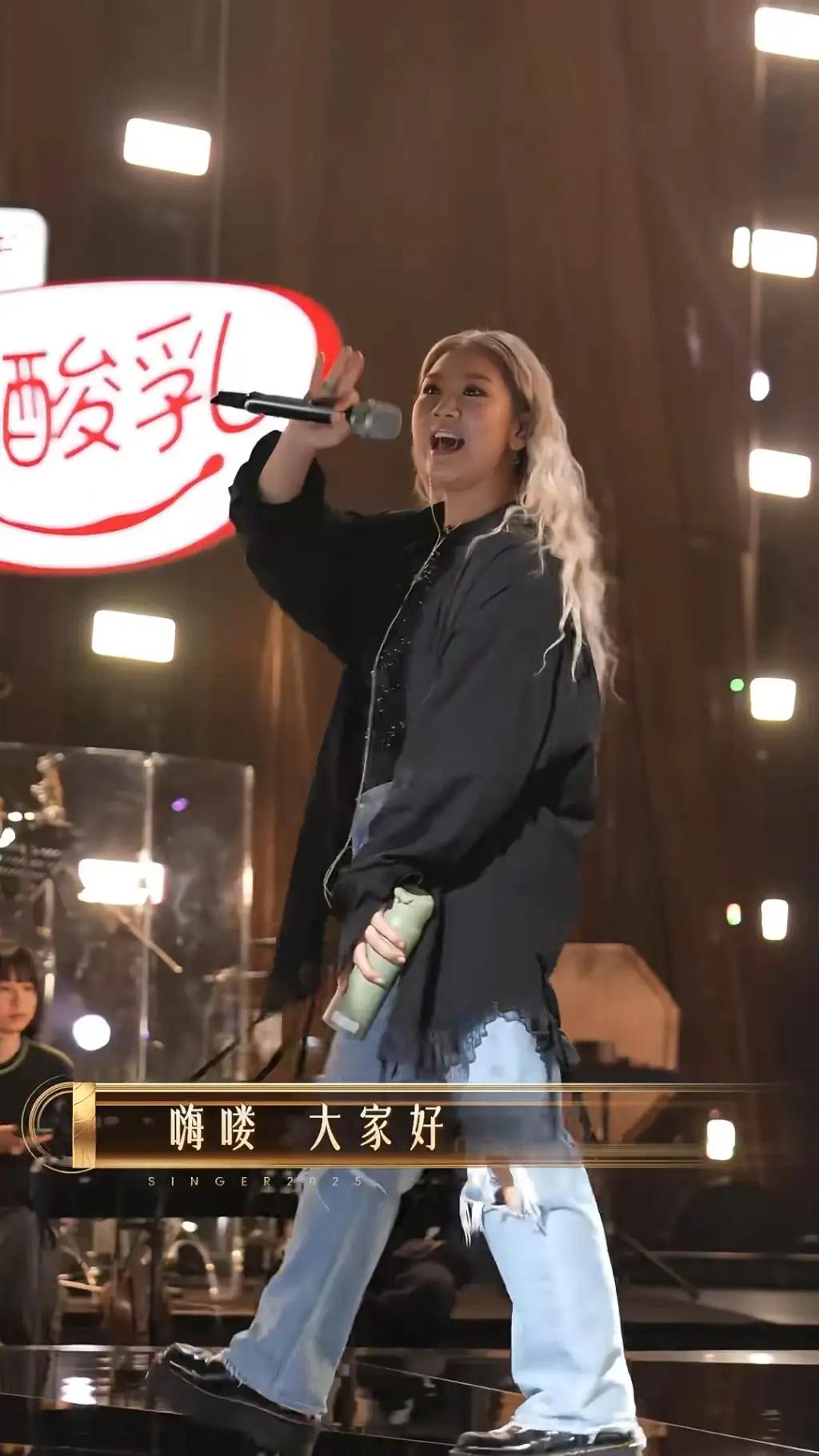 《歌手2026》的官宣图片放出，39岁的郑欣宜出现在演出名单里。这真的郑少秋