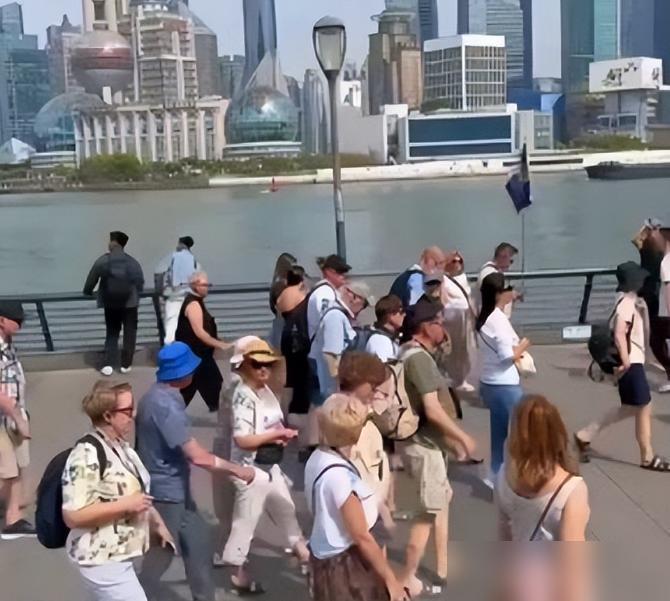 这波反向操作绝了！关税战打到145%，美国人竟打飞的来中国扫货！最近浦东机场挤满