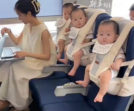 高铁上带一个娃，都够焦头烂额了。这位95后妈妈，却一个人带了三个，还全程不哭