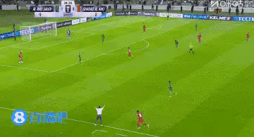 在今天进行的一场亚冠精英赛中，发生了笑死人不偿命的一幕。当时吉达国民和迪拜阿赫利