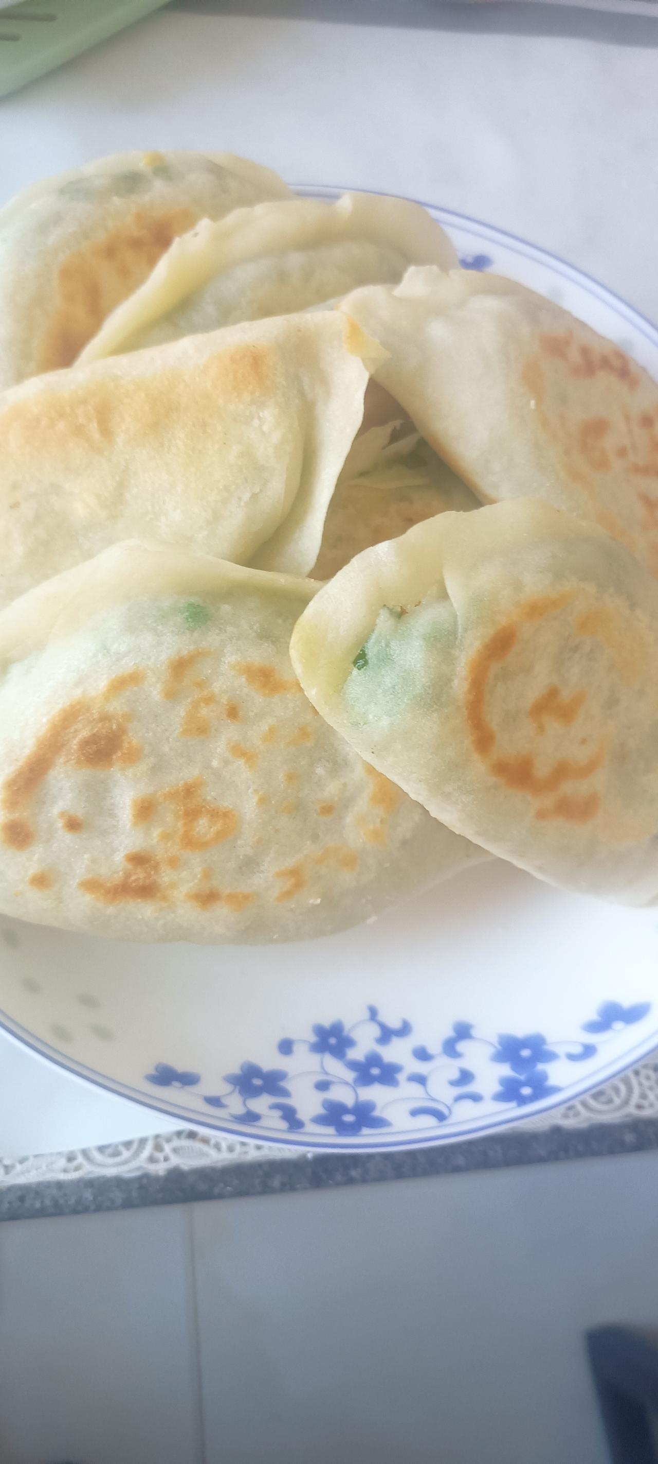 今天中午烙的韭菜盒子，是我家亲戚强子昨天从他妈妈家拿回来的，纯大地头道韭菜，特别