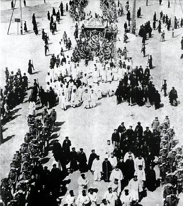 1909年11月的北京，送葬队伍刚过崇武门，晴朗的天突然暗下来，惊雷裹着狂风砸下