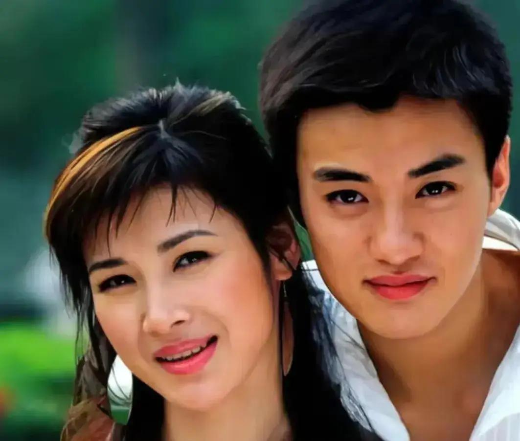 2011年，身价50亿的温州首富周旭辉瞒着原配，看上了“李云龙”的老婆童蕾，在豪