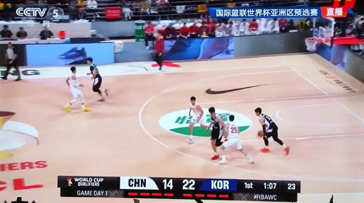 有了周琦的中国队，打的果然跟国足一样。场上就是一盘散沙，不知道战术为何物？