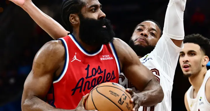 哈登加兰互换引热议！骑船大战成交易验货现场