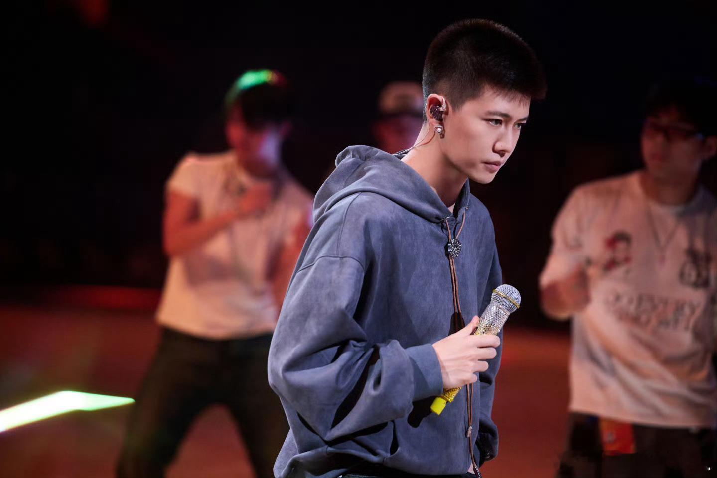 任嘉伦NBA聚星名人赛练习及彩排照，又唱又跳又打[大笑]东风吹战鼓擂，国超上场怕