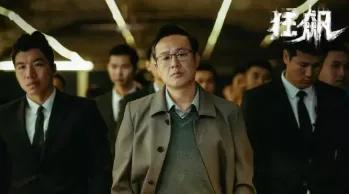 凌晨3点的韶关街头，一个男人的选择让全网泪崩！当电动车撞上共享单车，伤者血流