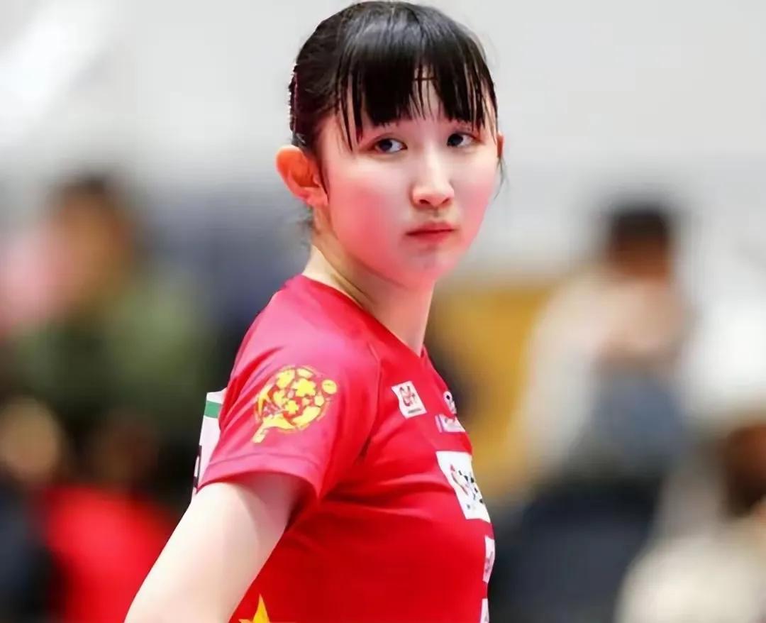 早田希娜有格局！在多哈世乒赛上，早田希娜被陈幸同横扫，止步8强。但她能坦然面对。