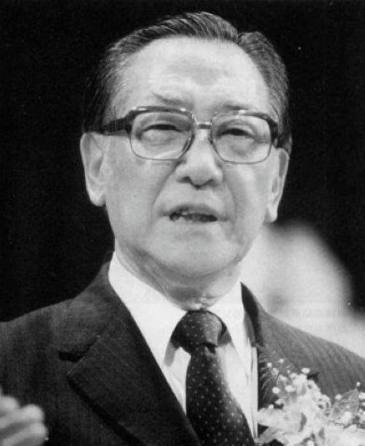 1997年，蒋纬国病死，宋美龄在纽约翻到继子的账单——好家伙，一屁股巨债！医
