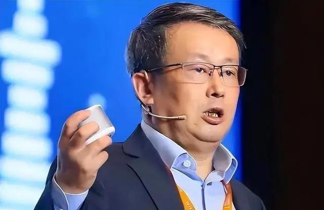 这下真的让人看不懂了！明明自己能干的事，偏偏要交给台积电来干，还是在自己地盘上帮