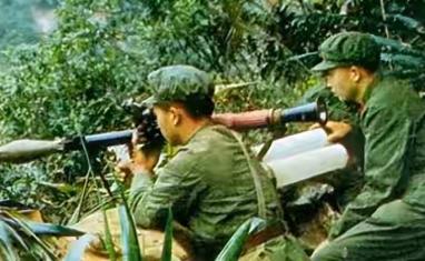 1979年，对越自卫反击战期间，367团副参谋长怀疑掉队战友是是伪装渗透的越军