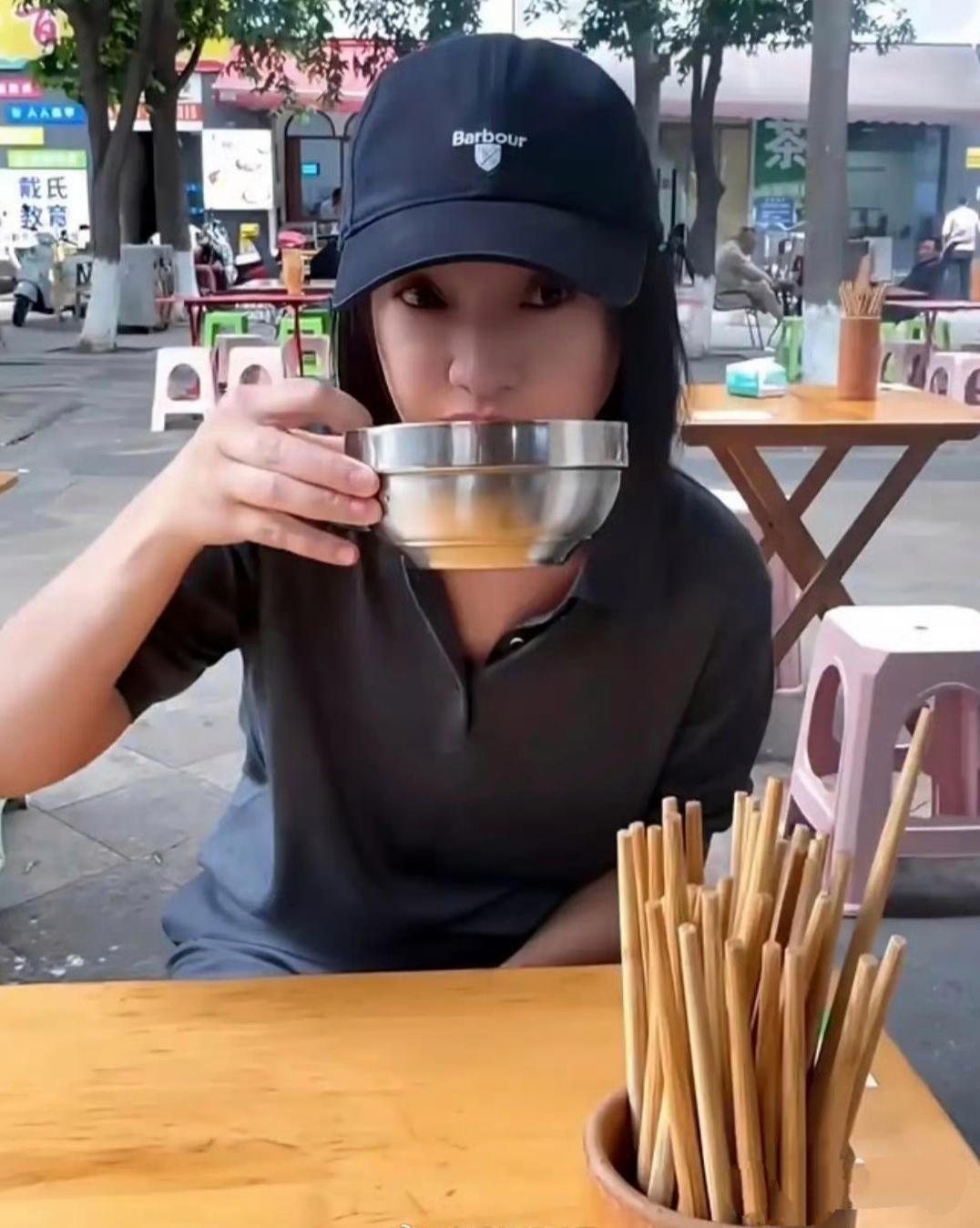 著名演员周迅头戴一千多块钱的巴伯尔棒球帽现身街边吃小面！近日，周迅