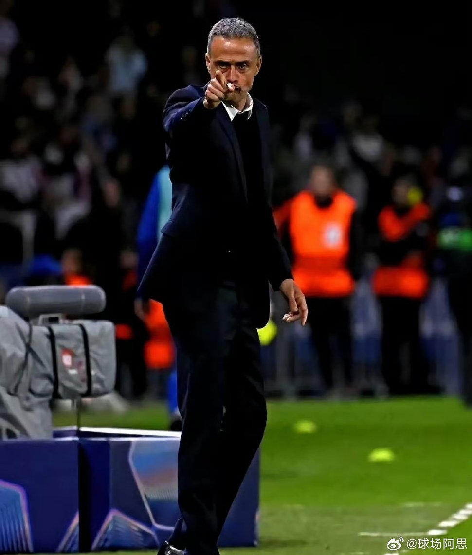 年薪3000万，被一个800万的按在地上摩擦。马竞主帅西蒙尼，拿着全欧洲最高的工