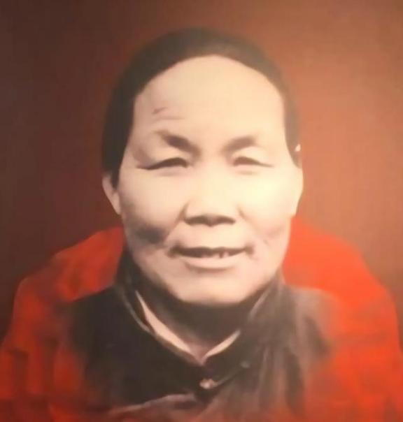 1940年，山东一大娘给八路军煮了浓稠的小米粥，饥饿的战士们狼吞虎咽。班长发觉不