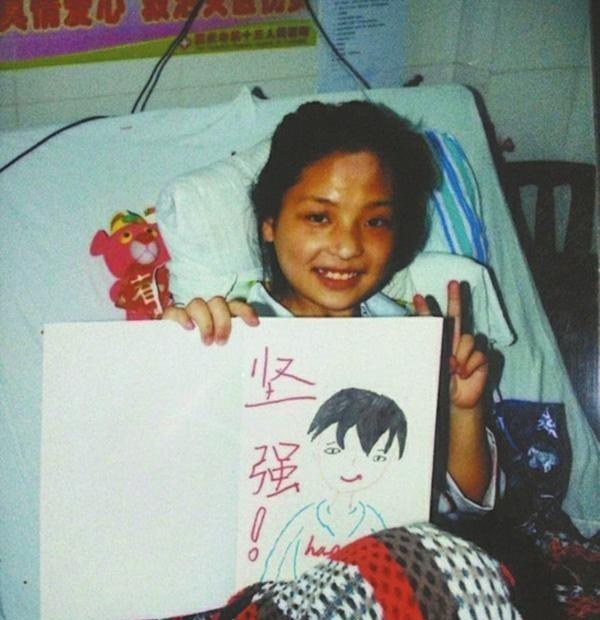 2008年5月12日下午，地震来临时，何亚军和同学正在上课，忽然感到一阵晕眩和剧