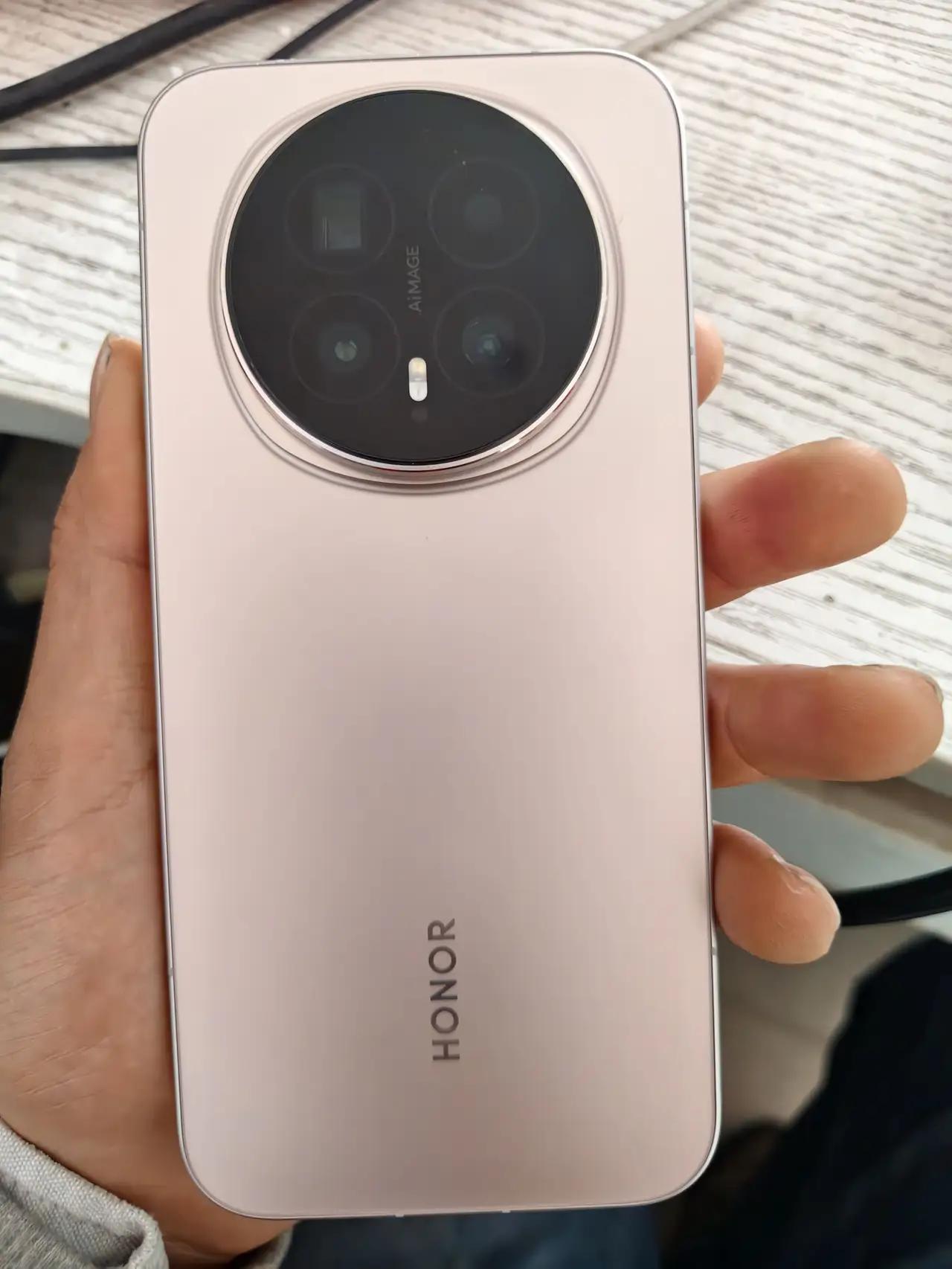 从去年那波新机开始，半年内也是兜兜转转，换了三个品牌，最终还是决定继续用荣耀Ma