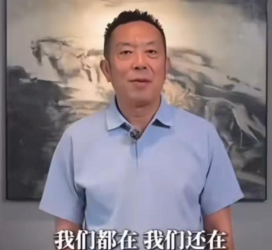 西贝喊“我们都在”，顾客却用脚投票。客流量掉40%，不是菜不好吃，是人不信你了