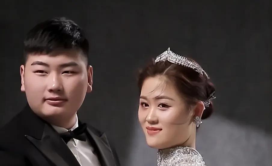 他“嫁”给了自己的操盘手。这话不好听，但这就是朱小伟婚姻里最隐秘的真相。凌晨