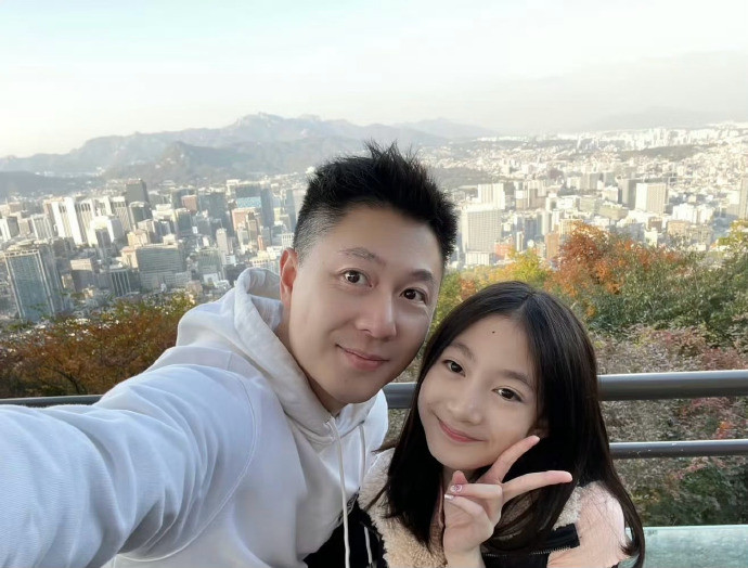 奥运冠军李小鹏女儿奥莉近照曝光。可能因为在国外长大的原因，14岁的奥莉眼神中没