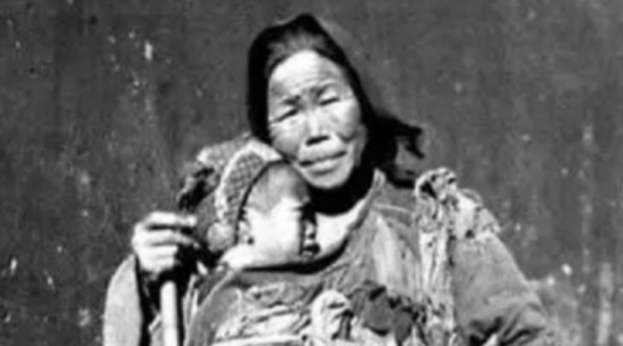 1949年7月，湖南平江解放后，有个乞丐模样的妇人，来到县委大院门口。她径直走向