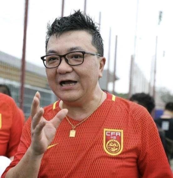 九年投入，说不要就不要，董路这句话一出来，我第一反应不是感动，是愣住了足球圈