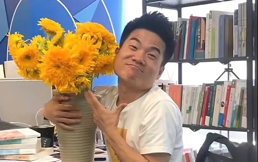 《人民日报》说：“落落大方、好好生活。在最艰难的时候，别老想着太远的将来，永远不