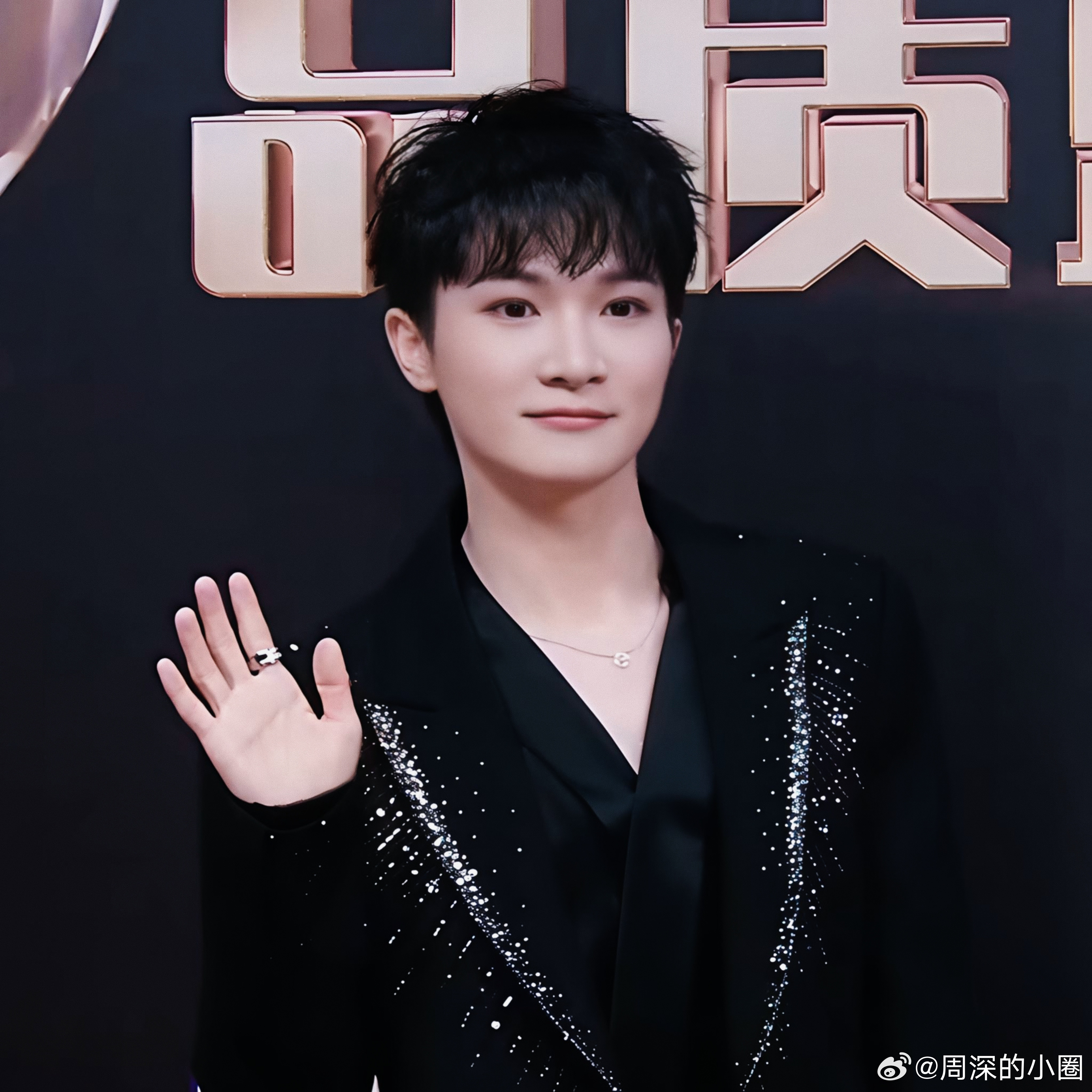 周深周深世巡获三项国际大奖【圈宝和米说晚安】山野藏着星光，晚风裹着