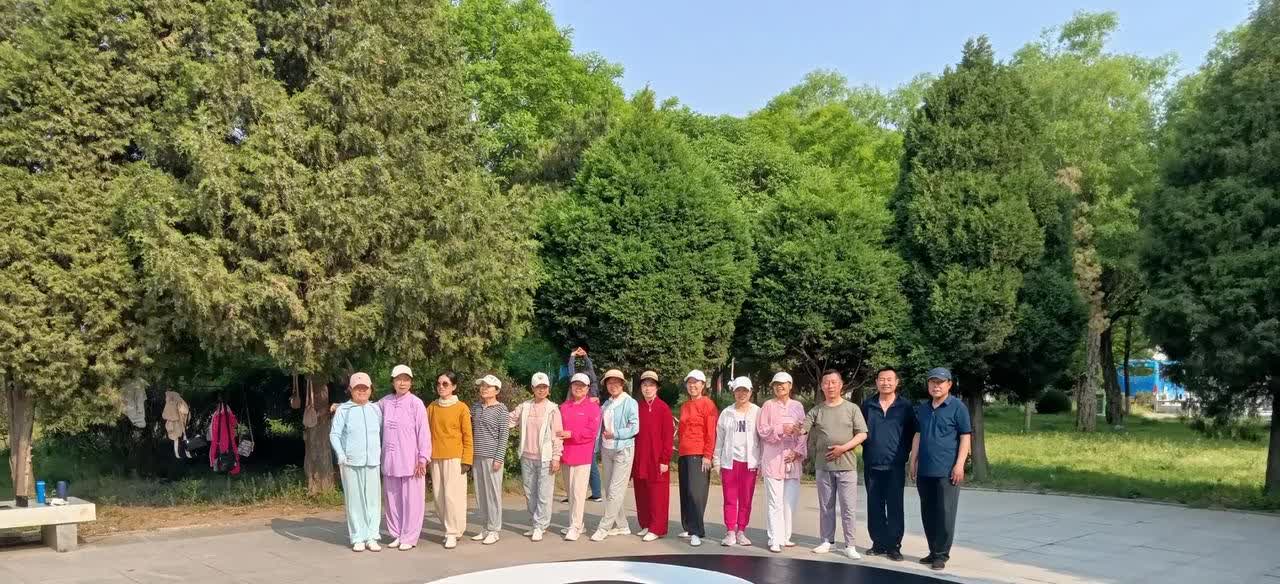我发现一个现象，公园里60多～70这个多这个年龄段的人，尤其是女同胞，特别爱买衣