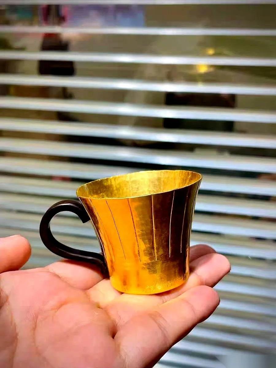 一个开金店的老板，神神秘秘跟我说了一句话。他说，你记着，2026年的黄金，会比