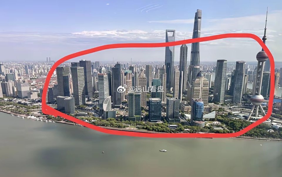 上海高楼其实并不多。从这个角度看，高楼全部集中在陆家嘴，数的清楚的几栋楼。跟深圳