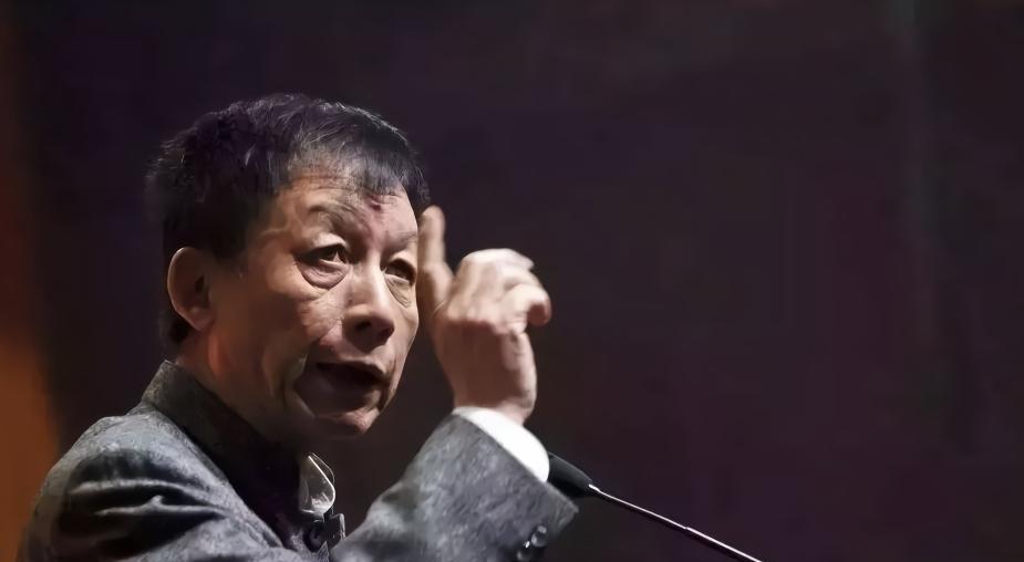 一天易中天在厦大上课时，一名女生突然站起来冲他大喊:“易老师，我想嫁给你！”易中