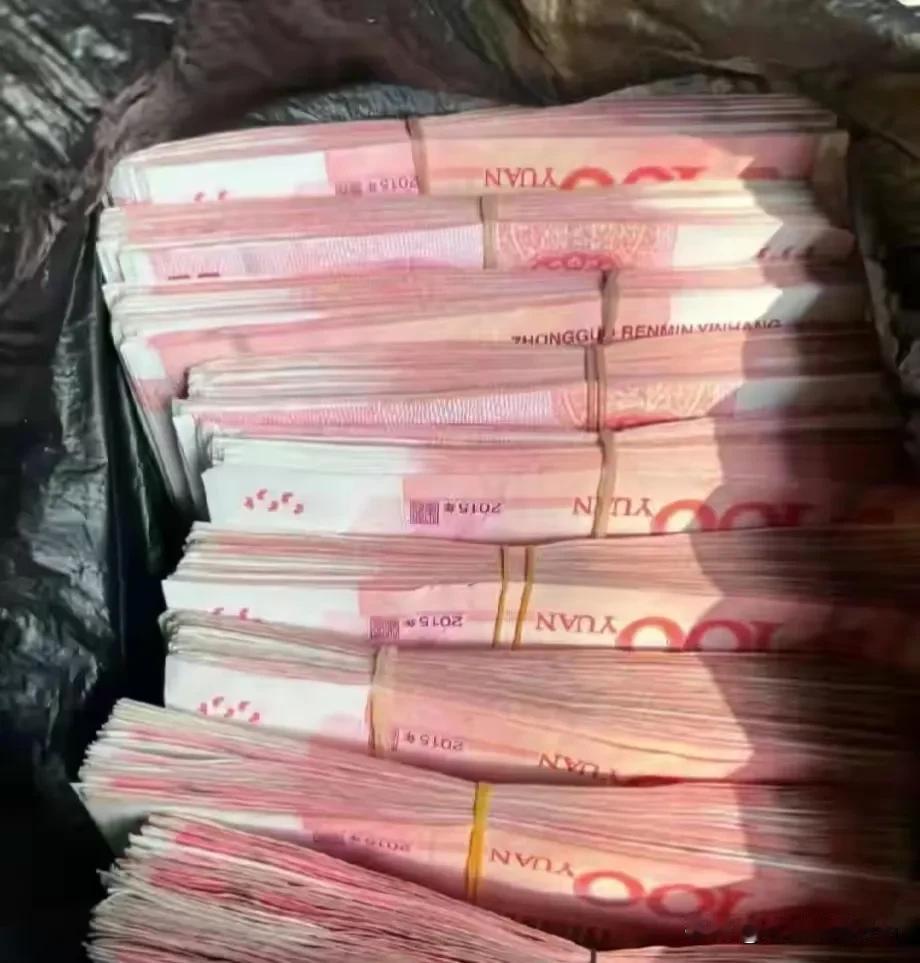 我买房的时候，跟妹妹借了十万块钱，今年缓过来了，就给她转了10万5000块钱，说