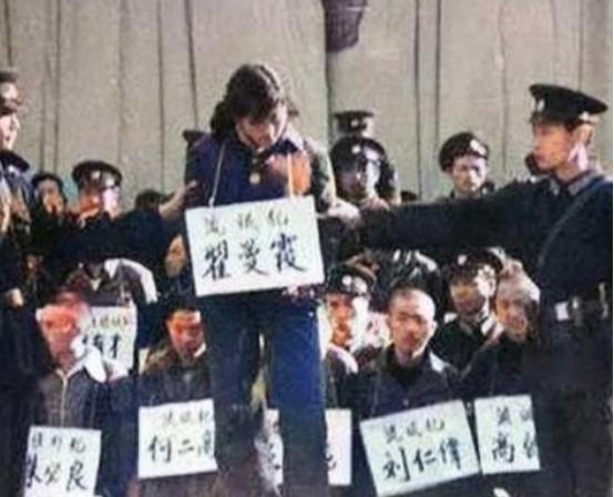 1983年，年仅25岁的“女流氓”翟曼霞跪在刑场等待被枪决，行刑前她突然对着