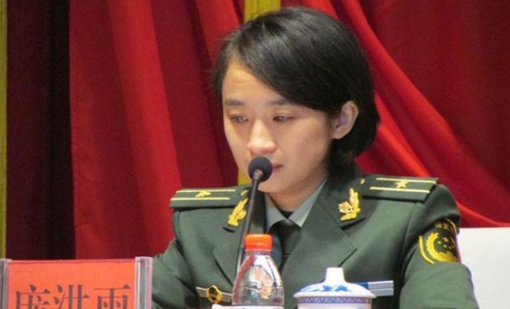 2001年，一个女老师竟然被特招参军还授少校警衔，但是有人却指出：“她的背后一定