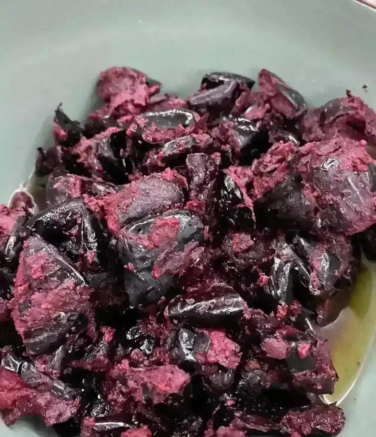 万能的朋友圈，快来帮我认认这是啥稀罕物！今儿回老家邻居刚送来给我的，撬开盖子一看