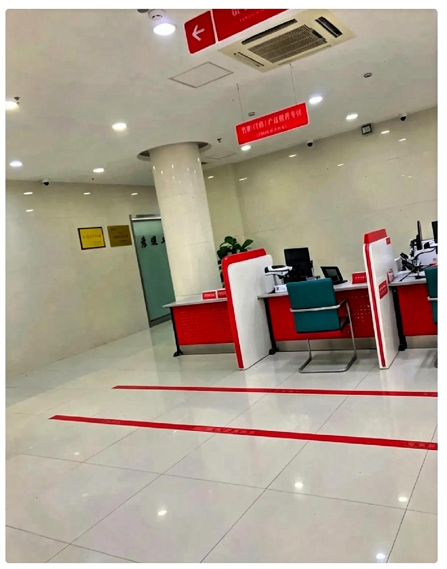 房贷贷款60万，昨天去银行提前还了27万，柜员在电脑上敲了一阵，抬头跟我说，你选