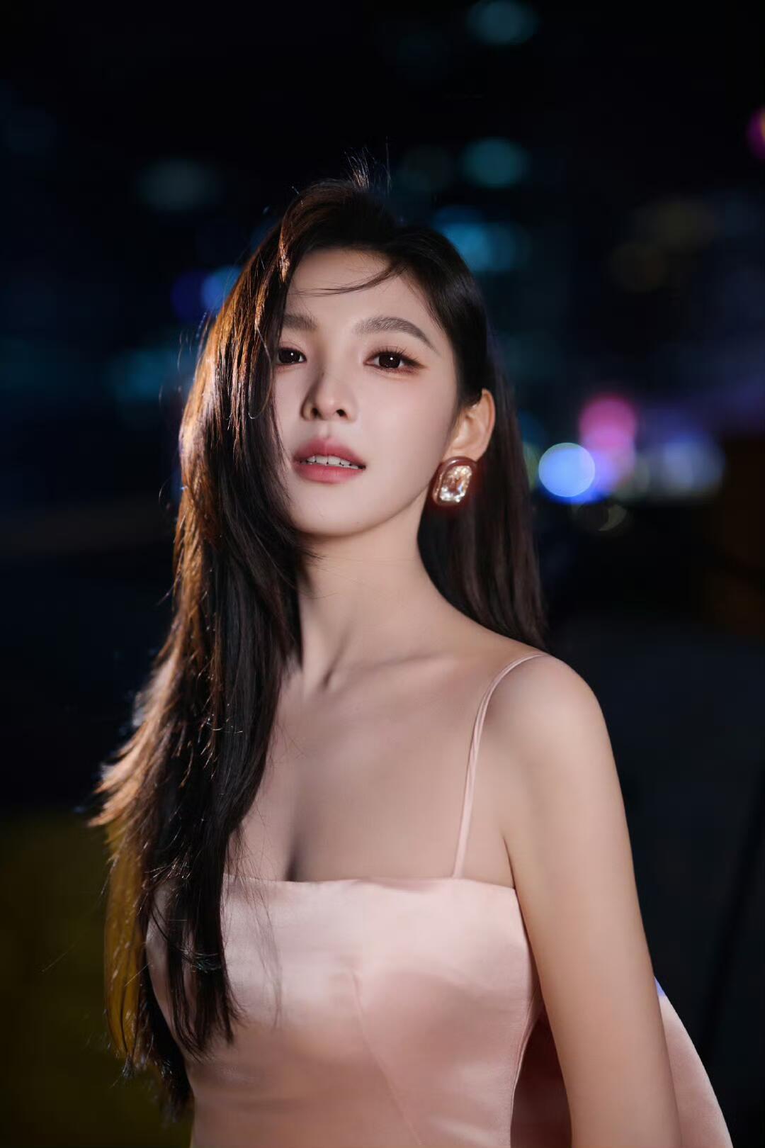 章若楠最新物料，你吃她的颜吗？章若楠抹胸粉裙直男审美