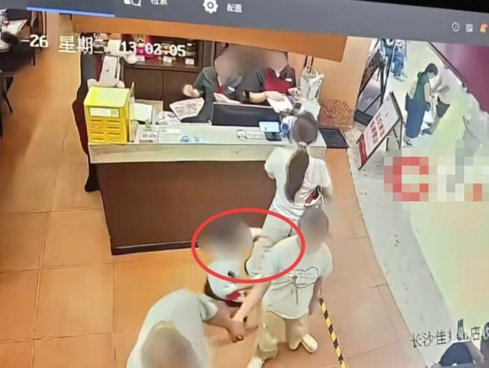 原来长沙被小孩蹭到臀部的那个女子是一个网红，她长期用这种黑红吵架的方式赚取流量，
