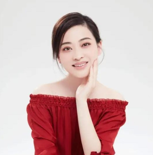当年，梅婷突然害羞的对秦昊说：“完蛋了，我爱上咱剧组的摄影师曾剑了，你快去帮我打